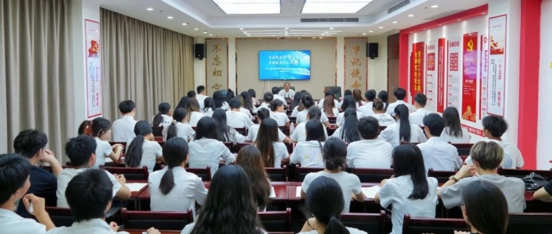 杨建平为学校师生作“形势与政策”专题讲座